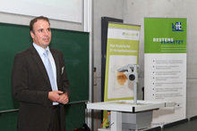 Stefan Schimpfle, aiti-Park Geschäftsführer und Leiter der Regionalgeschäftsstelle des IT-Security Clusters, begrüßt die Gäste 