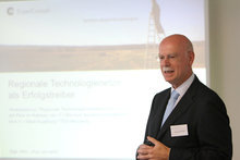 Referent Jörg Lennardt über „Regionale Technologienetzwerke als Innovationstreiber“ (Bilder: Bernd Aue)