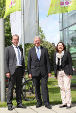 Markus Ferber zu Gast im aiti-Park (v.l.n.r. Stefan Schimpfle, Markus Ferber, Andrea Henkel; Foto: aiti-Park)