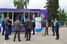 Das Sommerfest begann mit einem Vortrag im Microsoft TechTruck