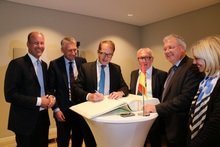 Landrat Martin Sailer, Hansjörg Durz, Heinz Liebert, Markus Ferber und Carolina Trautner beim Eintrag von Alexander Dobrindt ins Goldene Buch