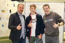 Stefan Schimpfle (DZ.S) und Jochen Heimann (STARTUP TEENS) mit Ideen-Camp Teilnehmer Sam © DZ.S/STARTUP TEENS