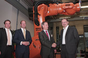 v.l.n.r.: Stefan Schimpfle (aiti-park), Landrat Martin Sailer (Landkreis Augsburg), Wilfried Eberhardt (Managing Director Sales & Marketing, KUKA Roboter GmbH), Klaus Gattinger (Referent, CONVENDO Akademie für Vertrieb KG). 