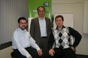 Henning Koch (links) und Robert Sonnberger (rechts), beide makandra GmbH, freuen sich mit kit-Vorstand Stefan Schimpfle über den gelungenen Vortrag zu Test Driven Development. (Foto: Sabine Roth)