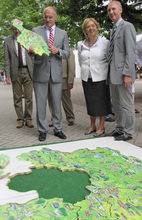 Ein Stück das nicht fehlen darf: Oberbürgermeister Kurt Gribl mit dem Landkreis Augsburg Puzzleteil, zusammen mit Landrätin Johanna Rumschöttel, Landkreis München, stv. Vorsitzende EMM e.V. und Ralf Gabriel, Geschäftsführer der Münchner Kultur GmbH (v.l.n