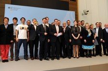 Bundesminister Sigmar Gabriel (1.Reihe, 3.v.r.) und Staatssekretärin Brigitte Zypries (1.v.l.) mit Mitgliedern des Beirats "Junge Digitale Wirtschaft" darunter auch Andrea Pfundmeier (1. Reihe 2.v.l.) (Foto: BMWi)