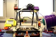 Bild 1: Hochkomplex und voll funktionstüchtig ist der 3D-Drucker, den Sebastian Müller im der Fachrichtung Mechatronik entwickelt und konstruiert hat.  