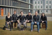 Das Team von Puzzles Living: v.l.n.r. Sina Rittereiser (Vertrieb, Marketing),  Phillip McRae (Entwicklung, Finanzen), Julian Bäßler (Geschäftsführung, Entwicklung, Produktion, Einkauf), Ilja Weber (Marketing, Vertrieb), Thomas Poddey (Geschäftsführung, Marketing, Vertrieb, Logistik), Michael Marquart (Entwicklung, Produktion) (Bild: Puzzles Living GmbH)