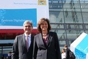 Joe Kaeser ( Vorstandsvorsitzender Siemens AG) und Bayerns Wirtschaftsministerin Ilse Aigner bei der Eröffnung des Zentrums Digitalisierung.Bayern (Foto: StmWi)