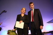 Clustermanagerin und Vorstandsvorsitzende des Bayerischen IT-Sicherheitscluster e.V. Sandra Wiesbeck nimmt die Auszeichnung von Dr. Markus Söder entgegen