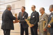 Staatsminister Dr. Ludwig Spaenle überreicht den Preis der guten Lehre an Prof. Dr.-Ing. Franz Raps, Prof. Dr. Alexander von Bodisco, Prof. Dr. Wolfgang Klüver und Prof. Dr.-Ing. Martin Bayer für das Projekt „Fritz-Felsenstein-Haus“ der Hochschule Augsburg. | Foto: Michael Pulczynski, Mike´s Fotodienst