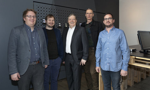 Freuen sich über die Kooperation (von links): Die beiden Geschäftsführer von Team23, Fabian Ziegler und David Danier, und die Hochschulprofessoren Wolfgang Kowarschick, KP Ludwig John und Daniel Rothaug. Foto: Sascha Schneider/Hochschule Augsburg