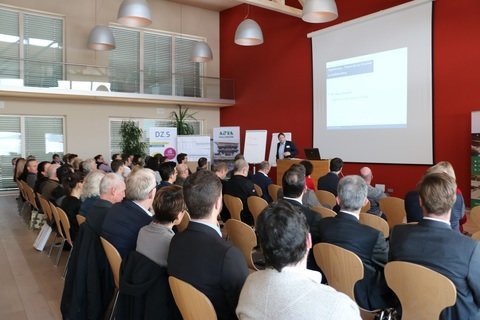 Interessiert folgten die zahlreichen Besucher den Vorträgen