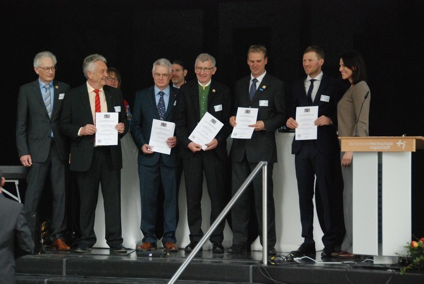 Bayerns Wissenschaftsministerin Prof. Dr. Marion Kiechle (rechts) überreichte den „Preis für herausragende Lehre“ an das Team des Teilzeitstudiengangs Systems Engineering (v.l.): Prof. Dr. Hans-Eberhard Schurk, Prof. Ulrich Thalhofer – beide Hochschule Augsburg und Lehrbeauftragte der ersten Stunde bei „Digital und Regional“, Prof. Dr. Nik Klever, Prof. Dr. Dirk Jacob und Dr. Andreas Hiemer, Lehrbeauftragter „Digital und Regional“ der Hochschule Kempten. (Foto: HSA)