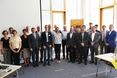  Stifter und wissenschaftliche Mitarbeiter des TTZ mit Prof. Dr. Elisabeth Krön, Vizepräsidentin für Forschung und Wissenstransfer (links), Josef Wolf (2.v.l.), Geschäftsführer TCW, Stefan Rößle (6.v.l.), Landrat Landkreis Donau-Ries, Hermann Faul (7.v.l.), Oberbürgermeister Nördlingen, und Prof. Dr. Florian Kerber (8.v.l.), Leiter TTZ (Foto: HSA)