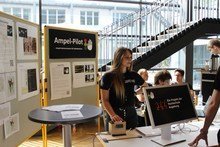 Beim Projekttag Informatik präsentieren Studierende der Hochschule Augsburg praxisnahe Anwendungen für unterschiedliche Arbeitsbereiche und Lebenslagen. Foto: HSA