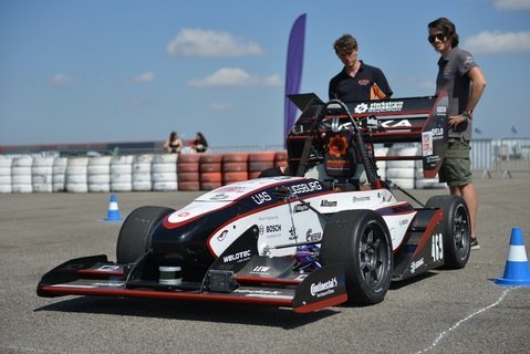 Fenja-DV kurz vor dem Start bei der Formula Student Driverless auf der Silverstone-Rennstrecke (Foto: HSA)