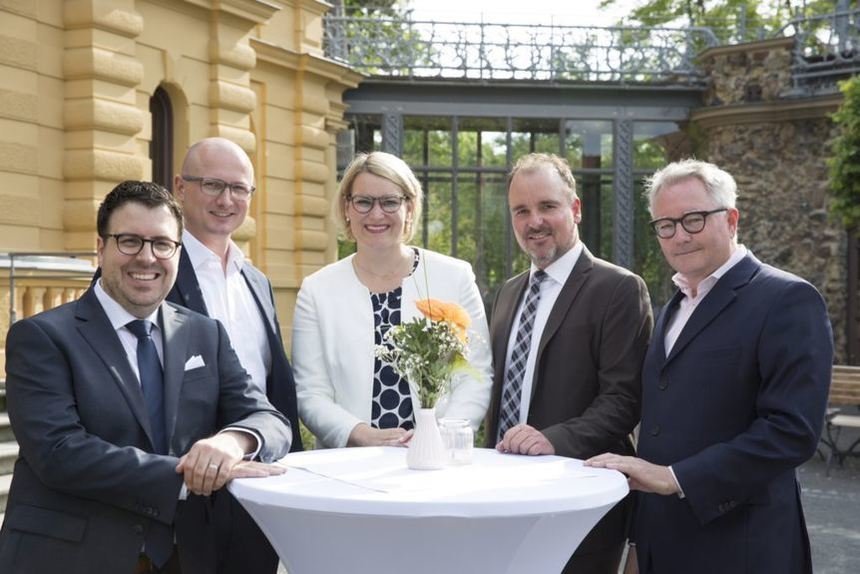 makandra Gründer Henning Koch und Dr. Thomas Eisenbarth mit der 2. Bürgermeisterin von Augsburg Eva Weber, Stefan Schimpfle, Geschäftsführer IT-Gründerzentrum GmbH und Frank Trurnit, Geschäftsführer trurnit GmbH. Foto: trurnit GmbH