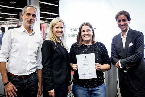 Preisverleihung Best Workplace Award: (von links nach rechts)  Oliver Vogt, Geschäftsführer TEAM23 GmbH; Dr. Sarah Müller, Geschäftsführerin kununu GmbH; Andrea Reiter, Personalreferentin TEAM23 GmbH; Stefan Kokkes, Head of Strategic Partnerships IBA - Industrieverband Büro und Arbeitswelt e.V.  (Bildquelle: Jana Ludwig)