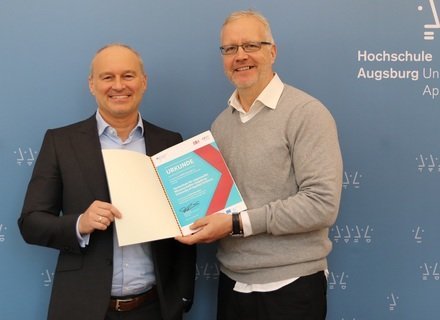 Prof. Dr. Norbert Gerth, Gründungsbeauftragter der Hochschule Augsburg und wissenschaftlicher Leiter der HSA_digit, und Prof. Dr. Gordon Thomas Rohrmair, Präsident der Hochschule Augsburg, freuen sich über die EXIST-Auszeichnung.