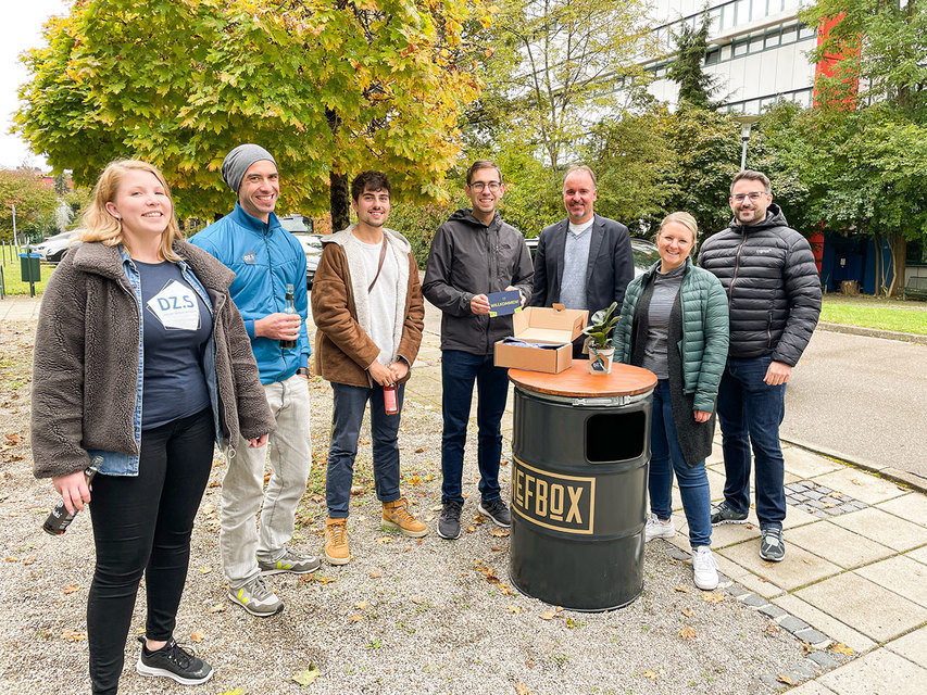 Bildrechte: Digitales Zentrum Schwaben (DZ.S), v.l.n.r.  Sarah Nowotsch (Eventmanagerin DZ.S), Tobias Seemiller (Accelerator- und Projektmanager DZ.S), Dirk Widmann (Mitgründer @flowsight_), Simon Geier ((Mitgründer @flowsight_), @sschimpfle (Geschäftsführer DZ.S), Stephanie Weinhardt (Projektassistenz DZ.S) & Martin Kolb (Prokurist & Manager für Operations DZ.S)