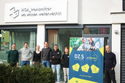 Die Teams des zweiten Durchgangs von nowtonext bei der internen Demo im Transmitter der Hochschule Augsburg, v.l.n.r. Tristan Semsch & Daniel Lassahn (Mitgründer alitiq), Michael & Margarita Fürmann (Mitgründer:in mivao), Stefan Kapfer & Philipp Linsmeier (Gründer popup living), Tobias Seemiller (Accelerator- & Projektmanager DZ.S)