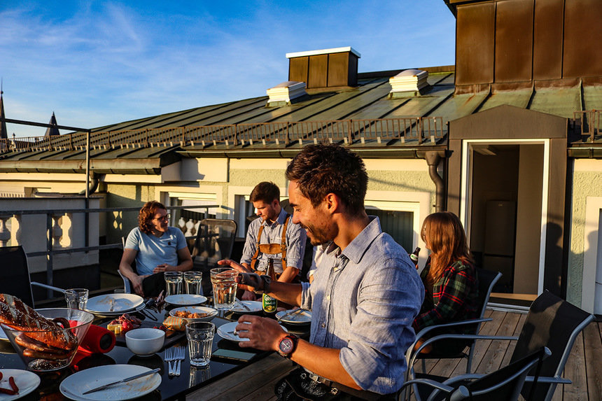 Bildrechte: FarmAct GmbH, Die vielleicht coolste Dachterrasse der Stadt? Mitgründer Fabio Bove mit Team auf der Dachterrasse des neuen Büros von FarmAct in der Augsburger Innenstadt.