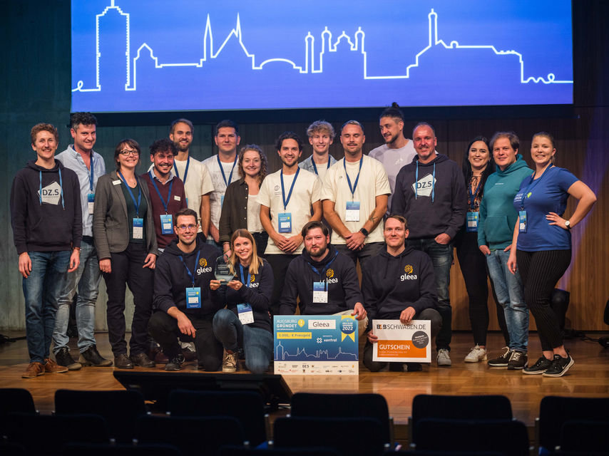 Die Teams der fünf Idea Slam Finalisten avanera, fairlier, Gleea Educational Software, smart cube 360 und SportBench zusammen mit Angelina Märkl (vmm Wirtschaftsverlag), Benedikt Sauter (Xentral ERP Software GmbH) sowie Sarah Nowotsch, Raphael Feinäugle und Stefan Schimpfle (alle DZ.S)