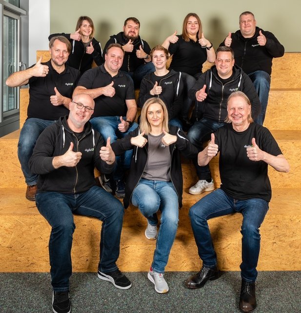 Das Team der Augsburger Beratungsagentur digitalXL wächst und bezog im Januar 2023 größere Büroräumlichkeiten im Augsburger Gründerzentrum auf dem Gelände des Sigma-Parkes und blickt optimistisch in die Zukunft