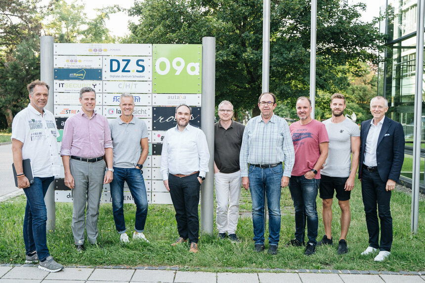 Von Links nach rechts: Jörn Steinhauer, Andreas Kohn, Uwe Beikirch, Dr. Michael Faath, Prof. Dr. Bernhard Bauer, Robert Mayr, Stefan Schimpfle,  Jakob Lux, Rolf Kleinwächter. Nicht abgebildet: Dr. Thomas Eisenbarth, Julian Pesch