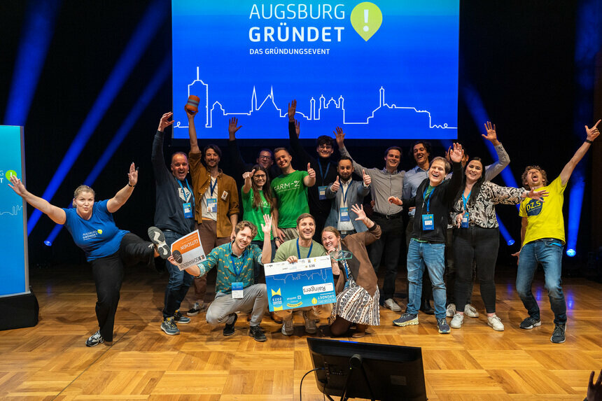 Bild: Digitales Zentrum Schwaben (DZ.S) Die Teams der fünf Idea Slam Finalisten Ohrlaf, Smart bestehen, Phraise, Farm-Z und Raingers zusammen mit Angelina Märkl (vmm Wirtschaftsverlag), Benedikt Sauter (Xentral ERP Software GmbH) sowie Sarah Nowotsch, Stefan Schimpfle und Raphael Feinäugle (alle DZ.S) | Bild: Digitales Zentrum Schwaben (DZ.S)