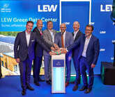 Inbetriebnahme des LEW Green Data Center: v.l. Jörg Steins (GF LEW TelNet), Christian Barr (LEW Vorstand), Dr. Wolfgang Hübschle (Wirtschaftsreferent Stadt Augsburg), Dr. Fabian Mehring (Bayerischer Staatsminister für Digitales), Dietrich Gemmel (LEW Vorstand), Sebastian Haggenmüller (GF LEW TelNet). (Foto: Felix Baptist)