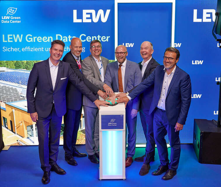 Inbetriebnahme des LEW Green Data Center: v.l. Jörg Steins (GF LEW TelNet), Christian Barr (LEW Vorstand), Dr. Wolfgang Hübschle (Wirtschaftsreferent Stadt Augsburg), Dr. Fabian Mehring (Bayerischer Staatsminister für Digitales), Dietrich Gemmel (LEW Vorstand), Sebastian Haggenmüller (GF LEW TelNet). (Foto: Felix Baptist)