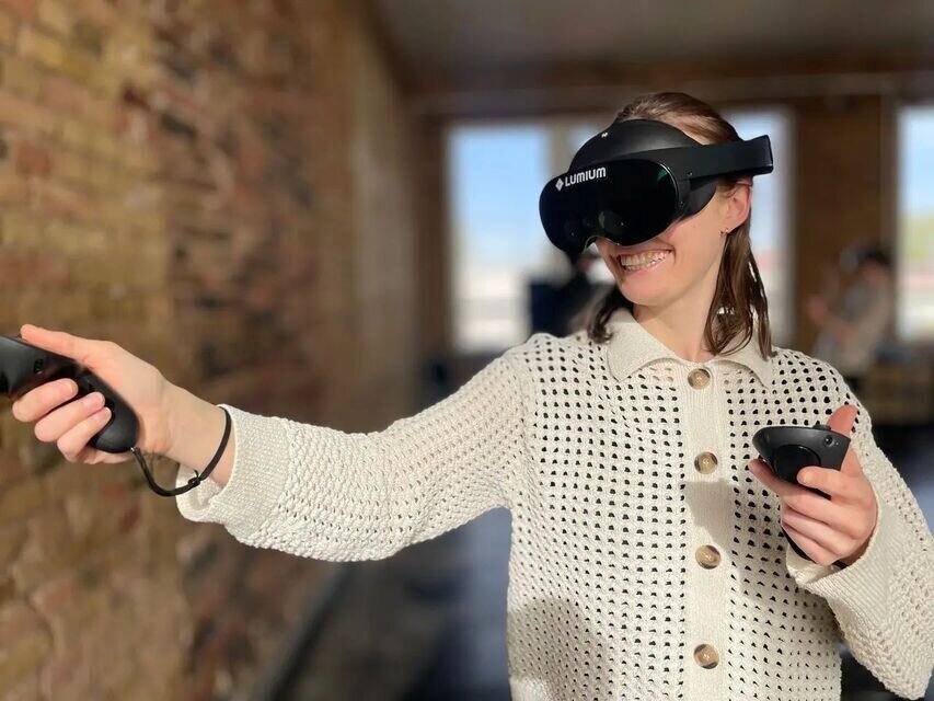 Frau mit VR Brille von Lumium I Bild: Lumium