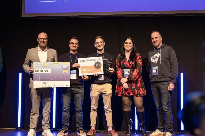 v.l.n.r.: Digitalminister Dr. Fabian Mehring, Jorginho Villar Guerrero, Paul Bittner (beide Solidcryo), Angelina Märkl (B4B), Stefan Schimpfle (DZ.S) bei der Siegerehrung I Bild: DZ.S